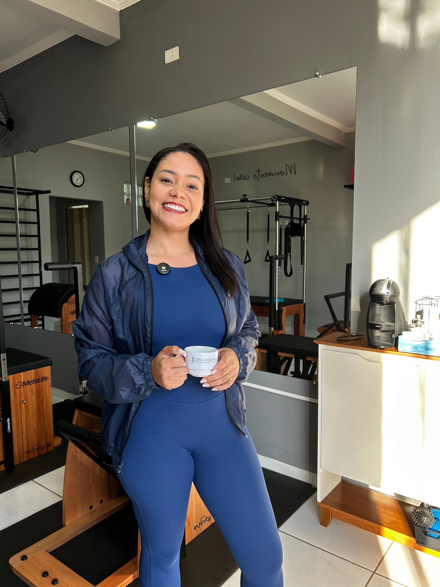 Dra. Letícia Neres no estúdio de Pilates Clínico